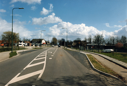 847601 Gezicht over de 's-Gravelandseweg (onderdeel van de T32, de tertiaire provinciale weg Loenen-Hilversum), bij de ...